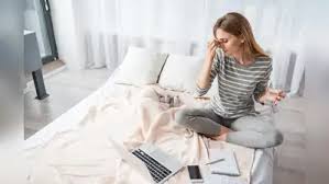 बिस्तर पर लैपटॉप बेड पर बैठकर काम करने से आपकी टेलबोन (Coccydynia) और लोअर बैक को होने वाले बड़े नुकसान।