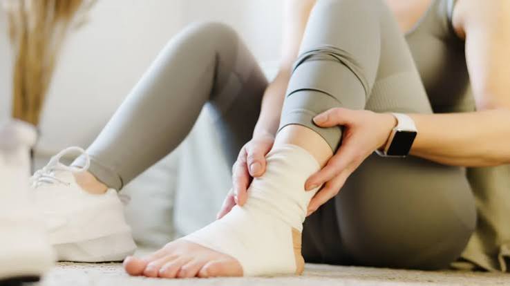 बैलेंस टेस्ट बार-बार टखना मुड़ने (Ankle Roll) वालों के लिए 1 मिनट का 'सिंगल लेग बैलेंस टेस्ट'।