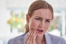 ब्रुक्सिज्म (Bruxism) रात में तनाव के कारण दांत पीसना, जिससे सुबह जबड़े और गर्दन में दर्द होता है।