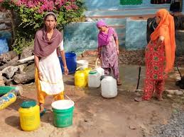 भारी पानी की बाल्टी महिलाओं के लिए पानी की बाल्टी या गैस सिलेंडर उठाने का सही 'बायोमैकेनिक्स'।