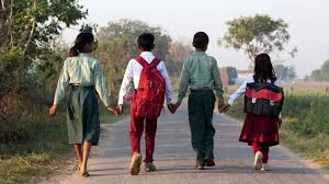 भारी स्कूल बैग बच्चों की रीढ़ की हड्डी के टेढ़ेपन (Scoliosis) का बढ़ता खतरा।