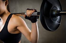 मिथक महिलाओं को भारी वजन (Weightlifting) नहीं उठाना चाहिए, वे मर्दों जैसी दिखने लगेंगी।