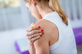 रजोनिवृत्ति (Menopause) और फ्रोजन शोल्डर 50 की उम्र में महिलाओं के कंधे अचानक जाम क्यों हो जाते हैं?