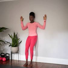 वॉल एंजल्स दीवार के सहारे गोल कंधों (Rounded Shoulders) को सीधा करने की ट्रिक।