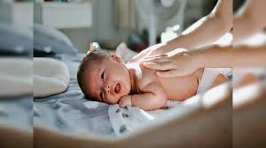 शिशु की मालिश (Baby Massage) नवजात शिशु की हड्डियों के विकास के लिए मालिश का सही तरीका।