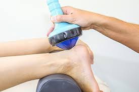 शॉकवेव थेरेपी (ESWT) एड़ी के दर्द (Plantar Fasciitis) का बिना स्टेरॉयड इंजेक्शन वाला अचूक इलाज।