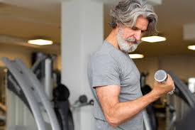 सरकोपेनिया (Sarcopenia) 60 की उम्र के बाद मांसपेशियों के प्राकृतिक रूप से सिकुड़ने को कैसे रोकें।