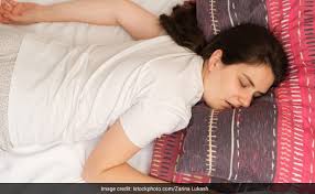सोने का गलत तरीका उल्टा (पेट के बल) सोने से आपकी रीढ़ की हड्डी पर क्या असर पड़ता है?
