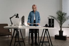 स्टैंडिंग डेस्क (Standing Desk) क्या 8 घंटे खड़े होकर काम करना सही है? बैठने और खड़े होने का सही अनुपात।