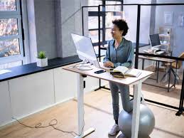 स्टैंडिंग डेस्क (Standing Desk) खड़े होकर काम करने के क्या फायदे हैं और इसकी समय सीमा क्या होनी चाहिए।