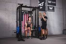 स्मिथ मशीन (Smith Machine) फ्री वेट्स (डंबल) की तुलना में यह मशीन आपके पोस्चर को कैसे बिगाड़ सकती है।