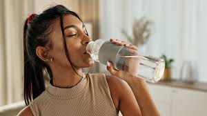 हाइड्रेशन (Hydration) वर्कआउट के दौरान कितना और कब पानी पीना चाहिए ताकि क्रैम्प्स न आएं।