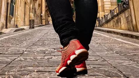 जूतों का सोल घिसने का पैटर्न (Shoe Wear Pattern) आपके चलने के तरीके के बारे में क्या बताता है?