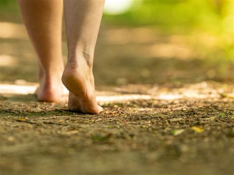 नंगे पैर चलने (Barefoot Walking) के फायदे और इसके लिए सही वातावरण