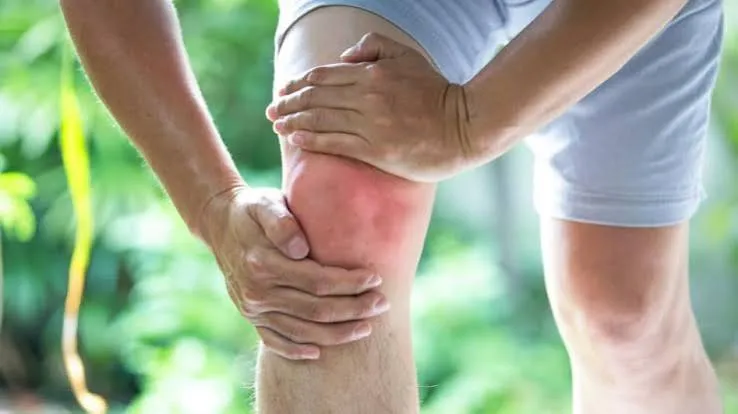 uthte baithte ghutno se awaz aana