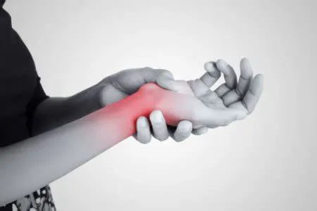 कलाई के दर्द (De Quervain's Tenosynovitis) के लिए अंगूठे और कलाई के व्यायाम