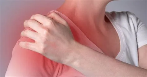 फ्रोजन शोल्डर (Frozen Shoulder) में रात के दर्द (Night Pain) से राहत पाने के लिए सही स्लीपिंग पोश्चर