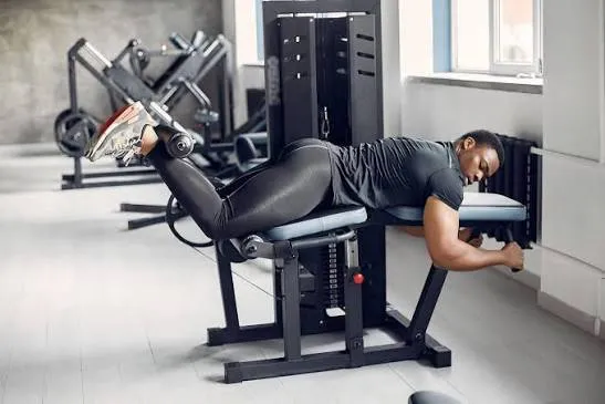 हैमस्ट्रिंग कर्ल (Hamstring Curl) का सही बायोमैकेनिक्स और इसके शारीरिक फायदे