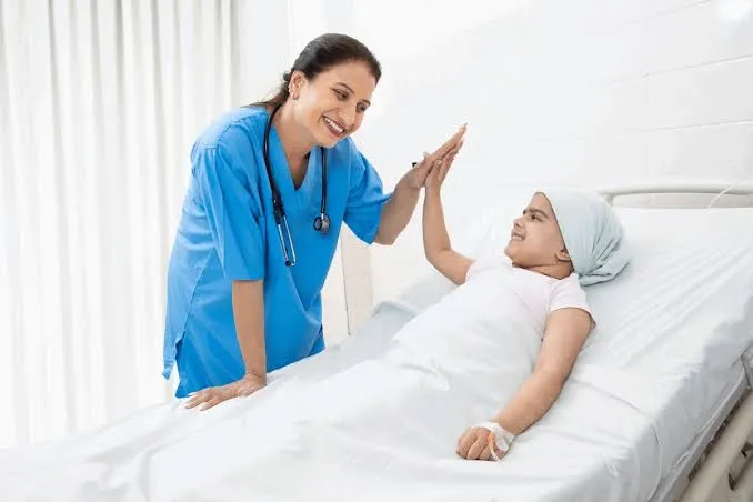 पॉजिटिव थिंकिंग और हीलिंग: आपका नजरिया आपकी सर्जरी रिकवरी को कैसे तेज करता है?