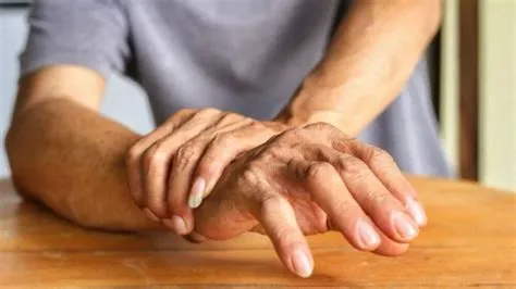एसेंशियल ट्रेमर (Essential Tremor - बिना किसी बीमारी के हाथों का कांपना)