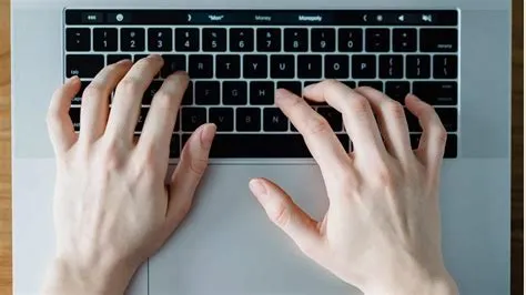 कीबोर्ड पर टाइपिंग करने वालों के लिए कलाई और उंगलियों के 5 माइक्रो-स्ट्रेच