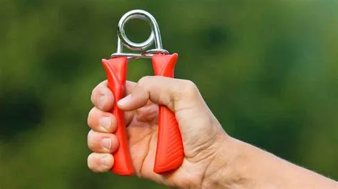 ग्रिप स्ट्रेंथ (Grip Strength): हाथों की पकड़ कमजोर होना किस गंभीर बीमारी का संकेत हो सकता है?