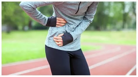 दौड़ते समय पेट में दर्द (Side Stitch) क्यों होता है और इसे 2 मिनट में कैसे रोकें?