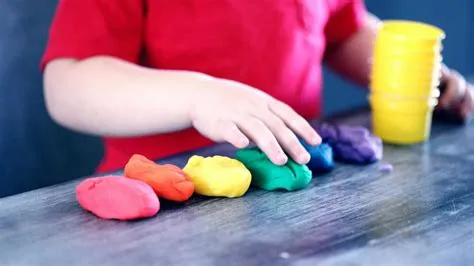 हाथों की बारीक मोटर स्किल्स (Fine Motor Skills) सुधारने के लिए क्ले या स्माइली बॉल का उपयोग
